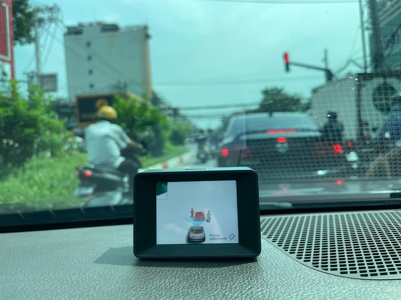 Camera hành trình Utour C2M cảnh báo va chạm