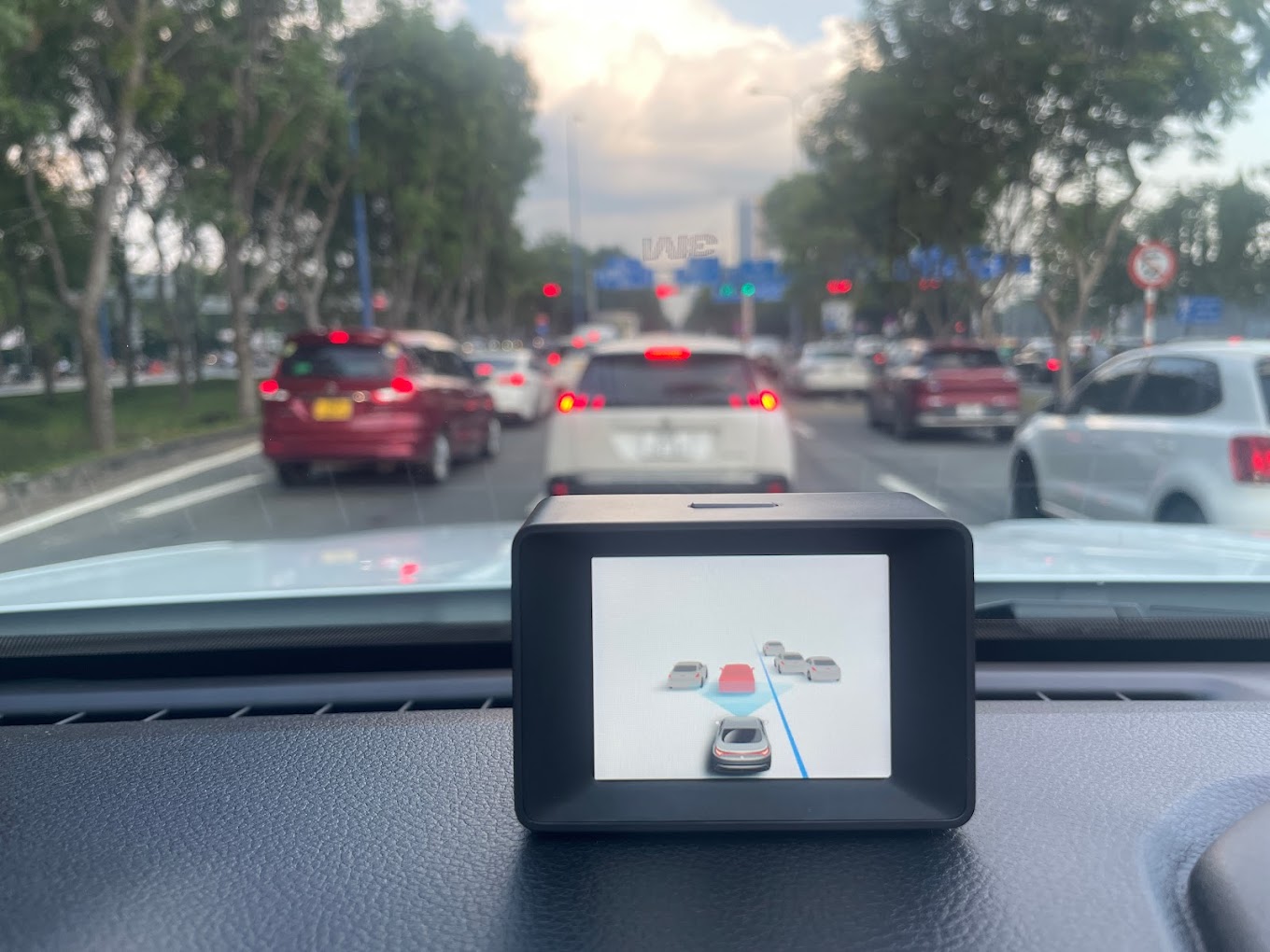 Camera hành trình Utour C2M cảnh báo va chạm